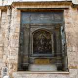 L�imponente tabernacolo, di circa 3 metri di lunghezza, si trova addossato al prospetto del palazzo con il quale � raccordato tramite una cornice modanata...